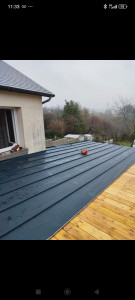 Photo de galerie - Toit plat réalisé : charpente, volige et joint de bout en aluminium, pose propre et étanche.