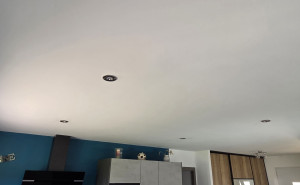 Photo de galerie - Installation complète de 4 spots dans une cuisine.