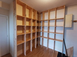 Photo de galerie - Bibliothèque en pin sur mesure.
