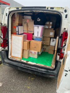 Photo de galerie - Livraison des affaires d’une cliente qui part en maison de repos 