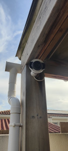 Photo de galerie - Installation caméra surveillance UBIQUITI avec enregistreur autonome.