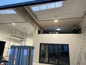 Photo de galerie - Création d’un faux plafond suspendu en 60 x 60. Cloisons en Placo avec pose des menuiseries intérieures 