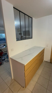 Photo de galerie - Création de mur de séparation pour une cuisine ouverte avec verrière. Création de prise et de l’interrupteur. Assemblage et pose des meubles de cuisine ainsi que la peinture.