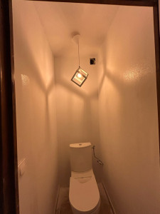 Photo de galerie - Réalisation d’un habillage technique pour WC avec création de cloison, coffrage des canalisations et finitions soignées.