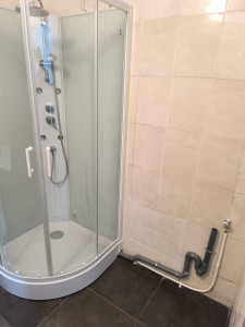 Photo de galerie - Pas bientôt douche évacuation machine laver