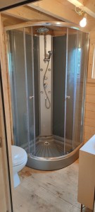 Photo de galerie - Pose de cabine de douche dans un chalet