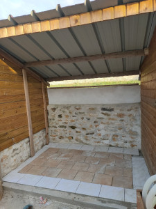 Photo de galerie - Montage mur en pierre - joint de pierre
 -abris pour spa en bardage bois avec des taule bacacier 