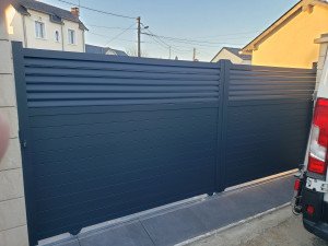 Photo de galerie - Pose de portail coulissante en aluminium 