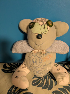 Photo de galerie - Confection d'un nounours avec 3 vêtements de naissance pour  souvenir