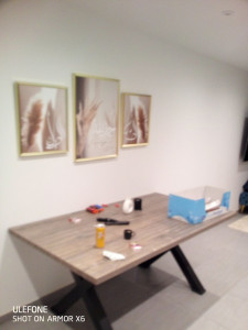 Photo de galerie - Après peinture réalisée de montage des encadrement et miroir table tabouret lit armoire bureau machine à laver lavabo ect....