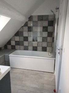 Photo de galerie - Salle de bain pose de faïence 20x20
sol style parquet gris et peinture des murs en blanc 