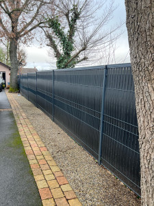 Photo de galerie - Panneaux rigide diamètre du fil 5x5mm H153cm avec lames composite 