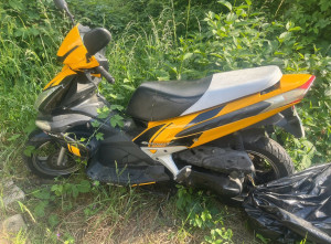 Photo de galerie - Scooter qui a décidé de descendre dans la forêt sans autorisation, j’ai réussi à le convaincre de me suivre 