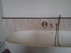 Photo de galerie - Pose de faïence dans une salle de bain finition bois 