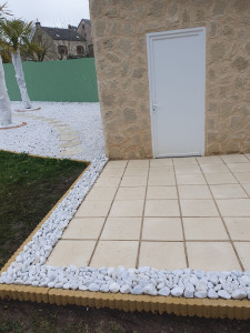 Photo de galerie - Création d’une petite terrasse avec un entourage de pierres blanches 