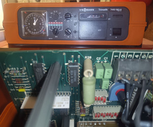 Photo de galerie - Réparation d'une carte de controle de chaudière fioul Wiessman