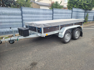 Photo de galerie - Remorque 2 essieux 750 kgs de PTAC
dimension du plateau 253x146 cm 
je fourni les rampes de chargement et les sangles.
idéal pour transporter un quad, un tracteur tondeuse ou un motoculteur par exemple.
20€/jour +caution