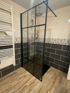 Photo de galerie - Réalisation Salle de bain pose d’un paquet à douche/ parois de douche / sèche serviette 