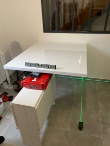 Photo de galerie - Installation d’une table dans une cuisine 