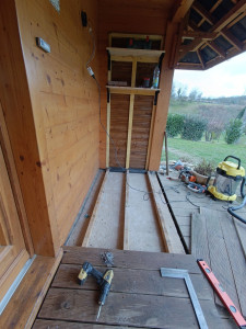Photo de galerie - Création d'un plancher sur dalle et fermeture d'une paroie pour y intégrer des rangement a chaussures 