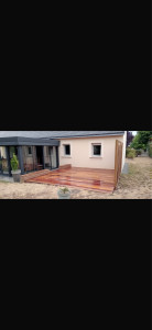 Photo de galerie - Pose d’une terrasse bois et de 2 panneaux claustras bois 