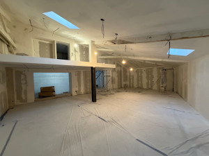 Photo de galerie - Pose de placo avec ossature métallique au plafond et aux murs, placo collé sur certains murs, jointoiement complet — local commercial de 100m² à Antibes