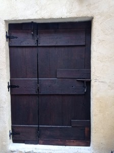 Photo de galerie - Rénovation et installation d'une porte en deux parties 