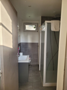 Photo de galerie - Nettoyage d'une des 4 salles d'eau d'un grand gîte.