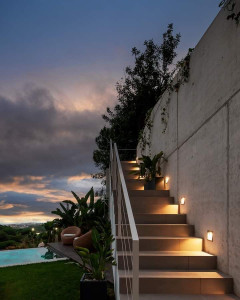 Photo de galerie - éclairage d'une escalier 
des spots carée 4000 
45..000 h/c 