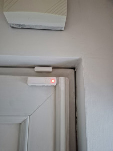 Photo de galerie - Installation d'un kit d'alarme connecter haut de gamme. Capteur de porte, sirène, détecteur de mouvement, configuration logiciel...