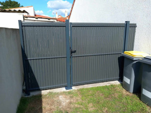 Photo de galerie - Installation d'un petit élément de clôture avec portillon sur longrine existante
