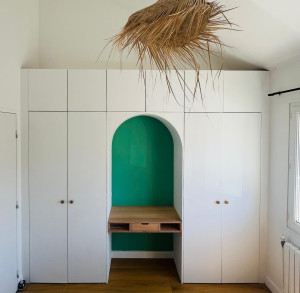 Photo de galerie - Fabrication de placards sur mesure et bureau en hêtre massif