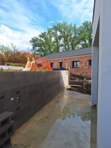 Photo de galerie - Démolition d'un mur de soutènement mal conçu et reconstruction de celui ci avec reprise de dalle et des fondation. 