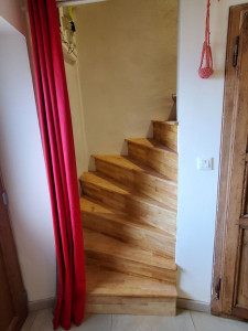 Photo de galerie - Escalier en béton avec marche en 
 Hêtre 