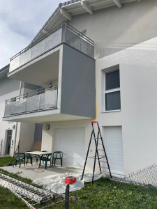 Photo de galerie - Rénovation d’un balcon extérieur : nettoyage, préparation du support et remise en peinture pour lui redonner un aspect neuf. Travail soigné et finition durable