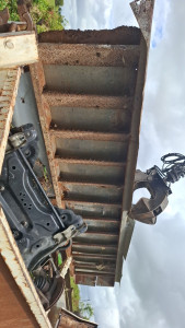 Photo de galerie - Enlèvement d'un escalier ferraille avec grue