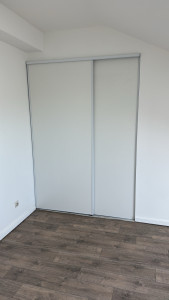 Photo de galerie - Pose du porte placard