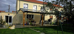 Photo de galerie - Création d'une pergola solaire adossée de 5.5m x 8m en Douglas. Avec 30% de couverture translucide et 70% de surface solaire pour une puissance de 6kwc avec stockage d’énergie.