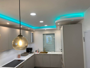 Photo de galerie - Aménagement complet de cuisine : création de niche en placo avec éclairage intégré et installation soignée des éléments