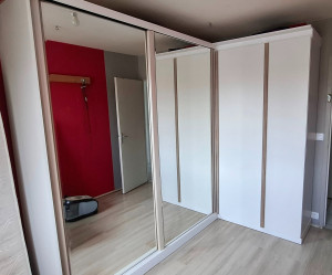 Photo de galerie - Dressing blanc et porte vitrées 