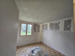 Photo de galerie - Préparation complète des murs avec ratissage minutieux pour corriger les défauts, lisser les surfaces et assurer une base parfaite. Travail soigné garantissant une adhérence optimale de la peinture et un rendu final net, propre et durable.