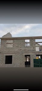 Photo de galerie - • Élévation de murs en briques • Mise en place d’un coffrage sur mesure • Coulage de linteaux et d’un balcon en béton armé • Montage d’échafaudages pour travail en hauteur • Travail propre, structuré et sécurisé