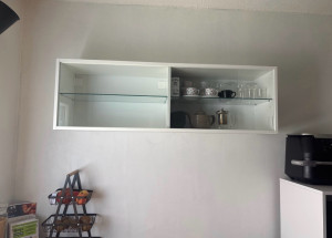 Photo de galerie - Pose d’un meuble haut de cuisine.