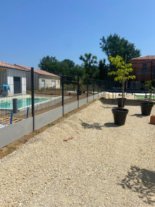 Photo de galerie - Pose de clôture tige avec plaque de soubassement 50 cm 