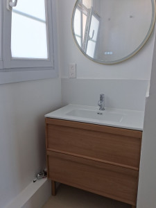 Photo de galerie - Pose d'un miroir, vasque et meuble 