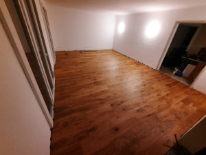 Photo de galerie - Reprise murs dans un salon à l'enduit + réalisation peinture et pose du parquet.