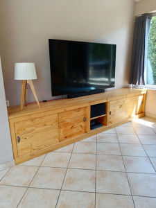 Photo de galerie - Création d'un meuble sur mesure et installation d'un support de tv murale