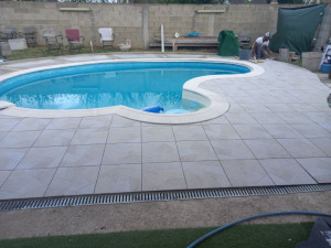 Photo de galerie - Préparation de piscine avec des posages des carrelage et les margelles 
