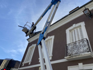 Photo de galerie - Changement de gouttière en zingue avec nacelle sur la commune de tarbes
