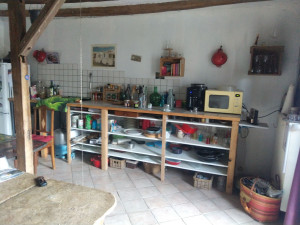 Photo de galerie - Cuisine aménagée avec matériaux de récupération.